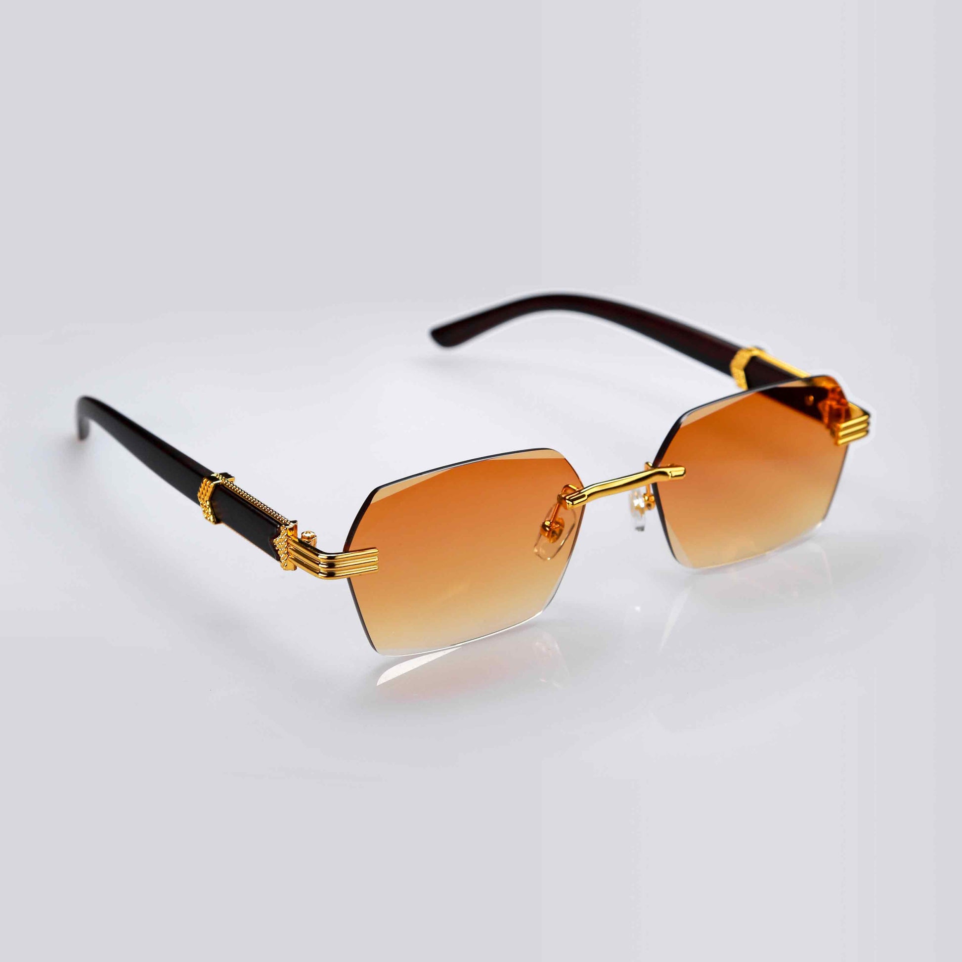 Lunettes de soleil Elite Eyewear avec verres dégradés orange et monture dorée, parfaites pour un look été audacieux et tendance.