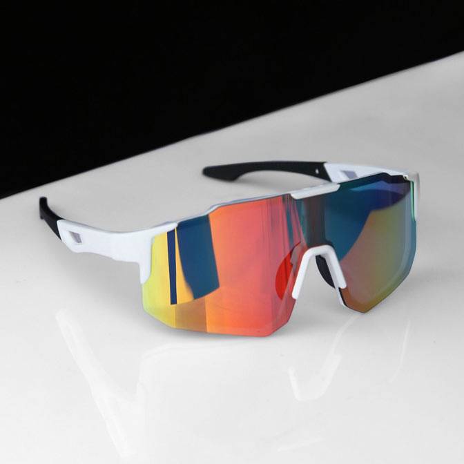 Lunettes de cyclisme UV400 avec monture blanche et verres miroir rouges, protection anti-buée et anti-rayures pour cyclistes.