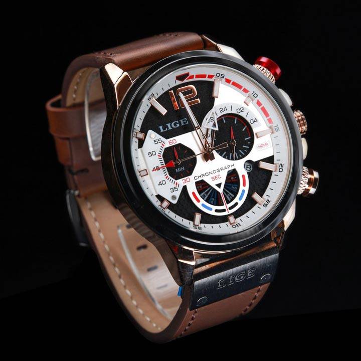 Montre TimeTrek - Montre de Luxe Chronographe avec boîtier noir et doré, bracelet en cuir marron et cadran sportif à quartz.