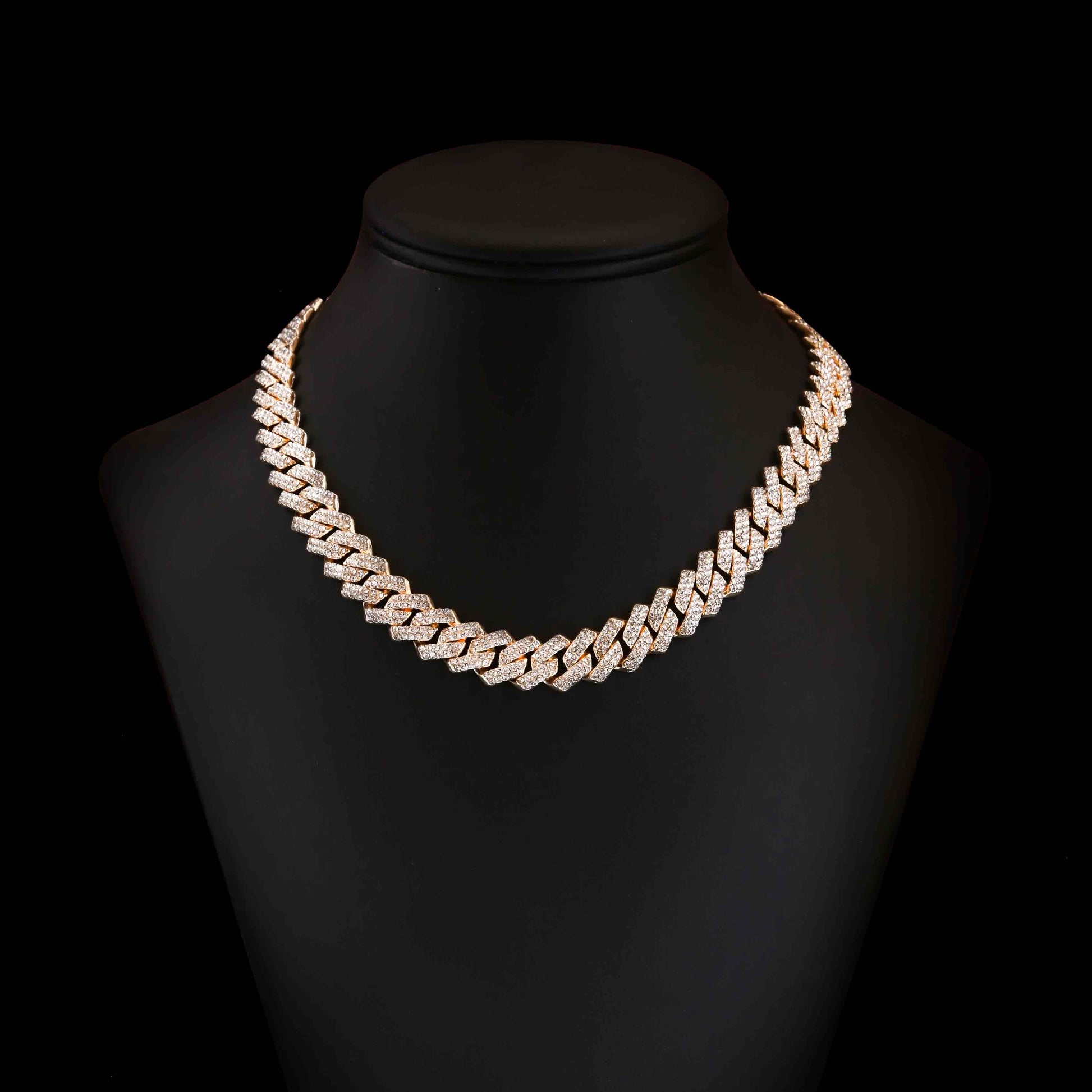 Collier Ice Chain en acier inoxydable doré avec strass, affichant un design luxueux et moderne, parfait pour un look sophistiqué.