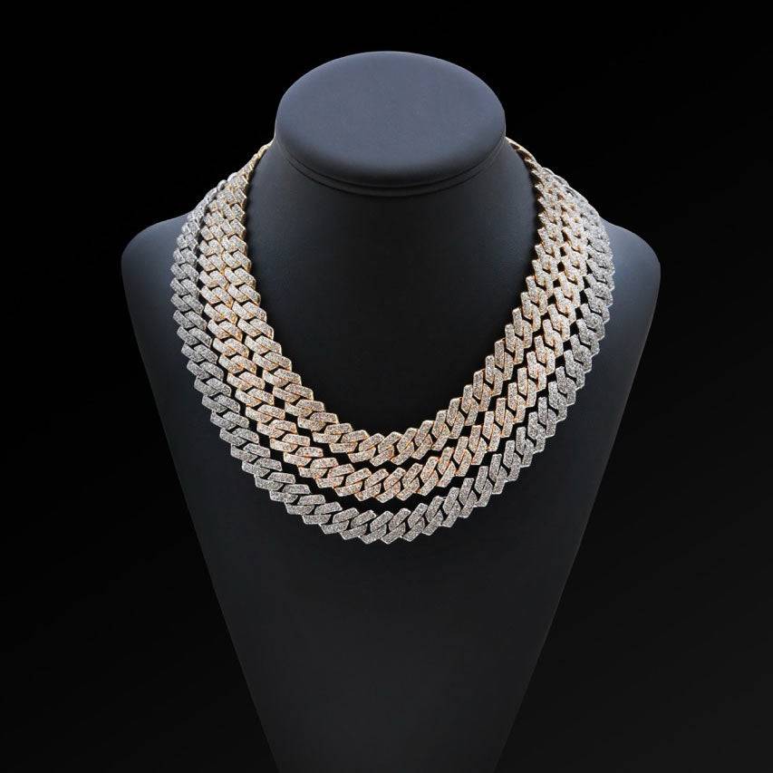 Chaîne en acier inoxydable Ice Chain bicolore, ornée de strass scintillants, exposée sur un buste noir pour un style élégant et raffiné.