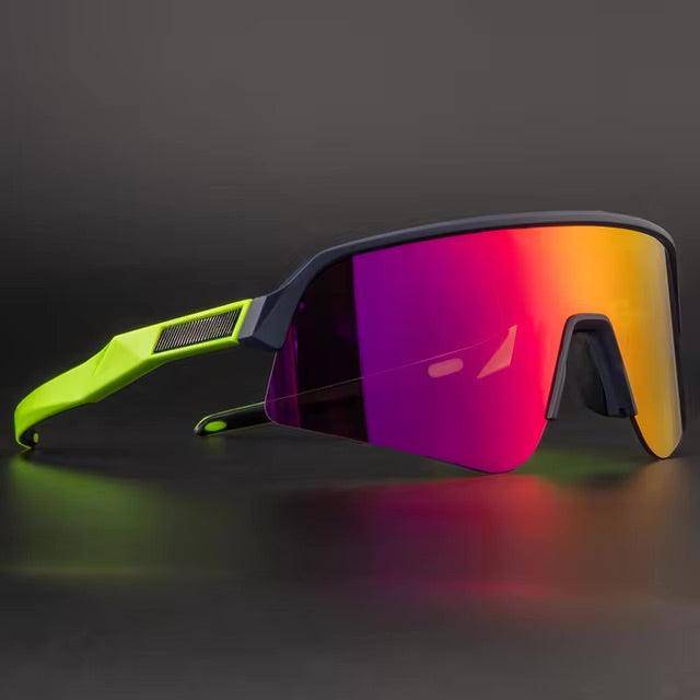 Lunettes de cyclisme polarisées avec verres en polycarbonate UV400. Design sportif avec monture noire et branches vert fluo, idéales pour le vélo.