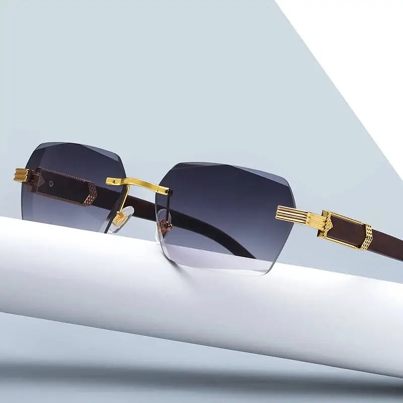 Lunettes de soleil Elite Eyewear avec verres noirs et monture dorée, design géométrique audacieux pour un look mode masculin.