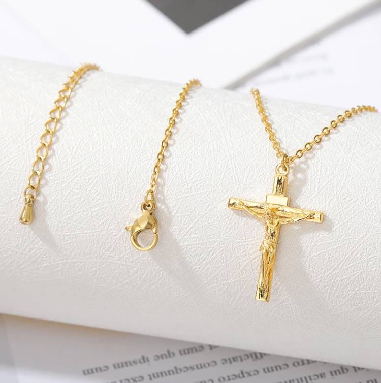 Collier croix Jésus en acier inoxydable doré avec chaîne réglable et fermoir sécurisé, idéal pour un usage quotidien.