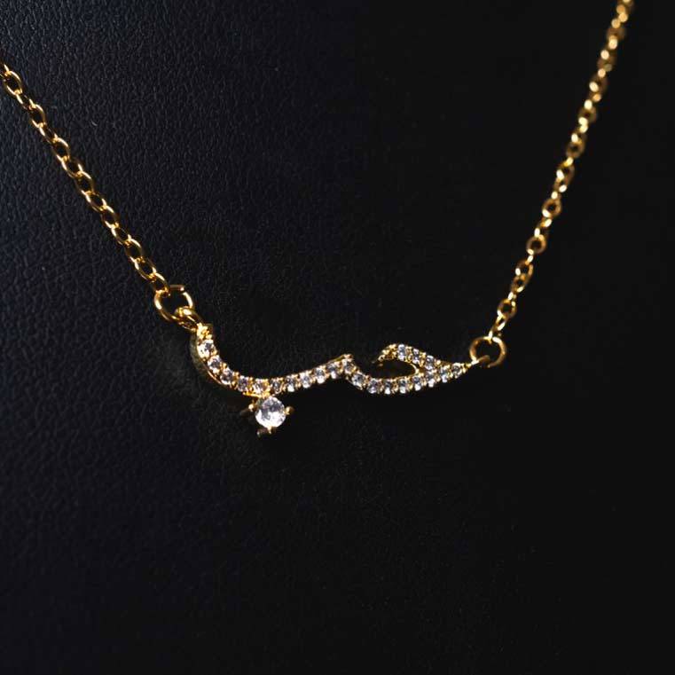 Chaîne pendentif Love en acier inoxydable doré avec inscription stylisée et zircon brillant, bijou élégant symbole d'amour et de patience.