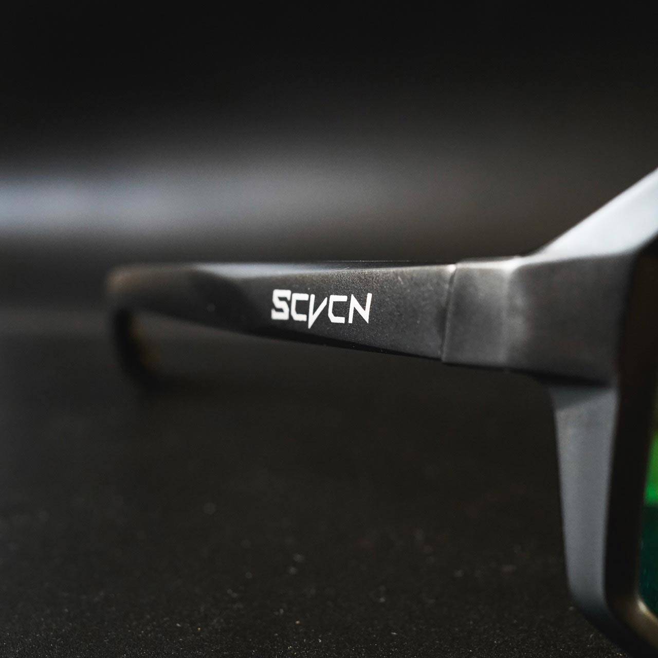 Lunettes de cyclisme SCVCN avec monture résistante et verres larges. Protection UV intégrale pour performance et confort optimal.