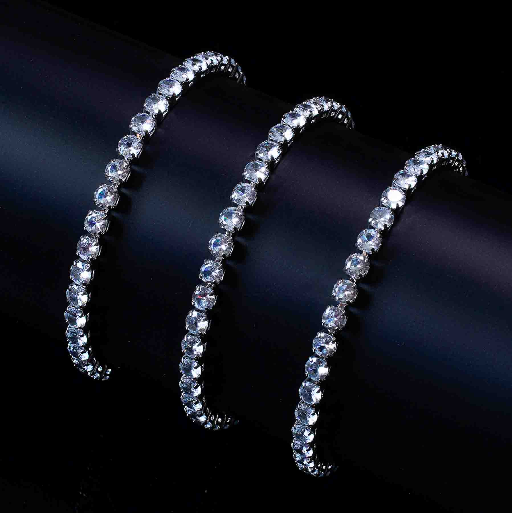 Bracelet de Topaze - Topaze Énergisante présenté en trio sur fond noir, design élégant et unisexe avec pierres brillantes serties.