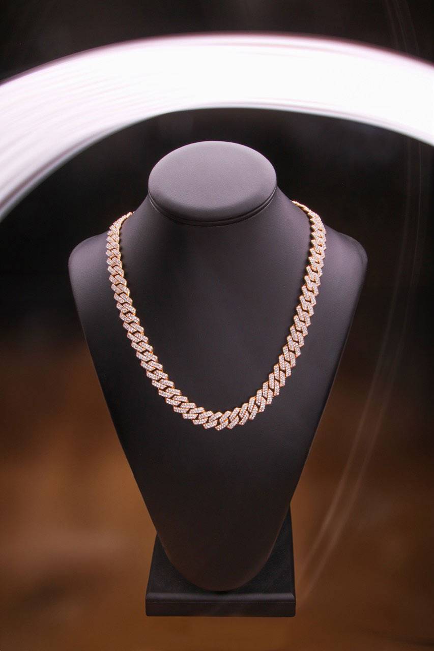 Collier Ice Chain en acier inoxydable doré et serti de strass, présenté sur un buste noir avec un éclairage élégant pour sublimer son éclat.