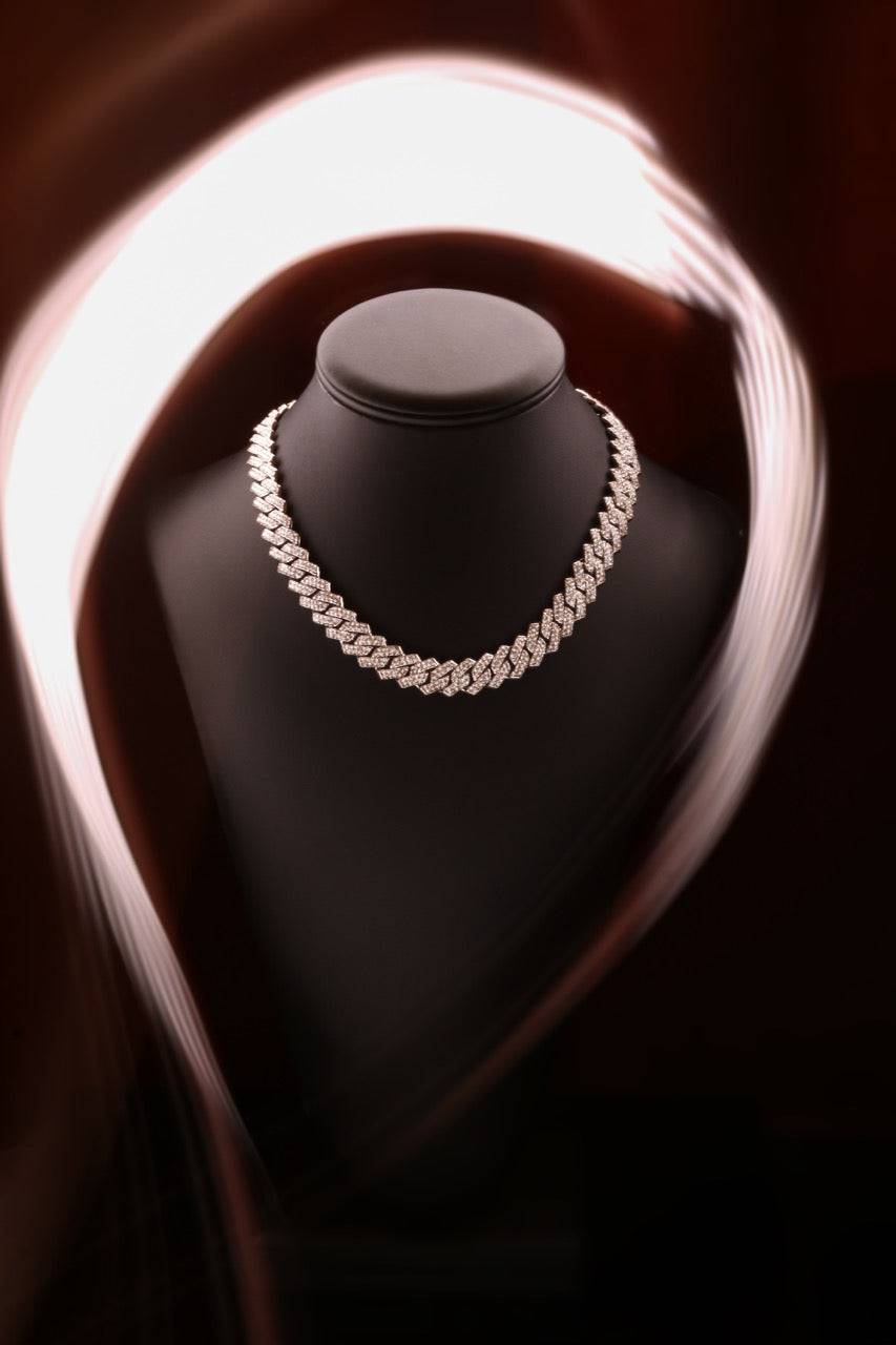 Chaîne en acier inoxydable Ice Chain argentée avec strass, mise en valeur par un éclairage artistique pour un effet glamour et chic.