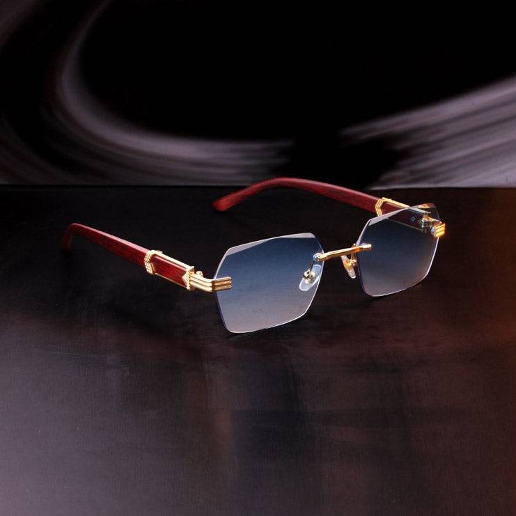 Lunettes de soleil Elite Eyewear avec verres bleus et monture dorée, style moderne et formes audacieuses pour l'été.
