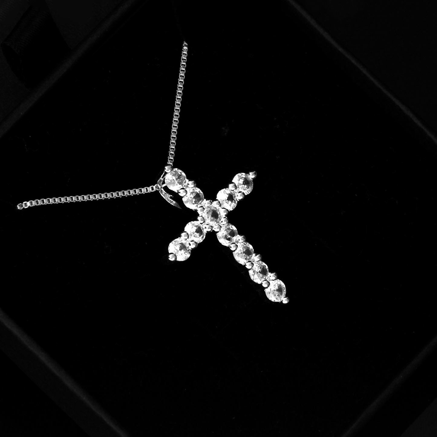 Collier croix en acier inoxydable argenté orné de pierres brillantes, parfait pour une touche élégante et spirituelle.