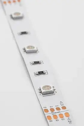 Gros plan sur une bande LED connecté RGBIC avec puces lumineuses avancées. Idéal pour un éclairage décoratif et personnalisable.