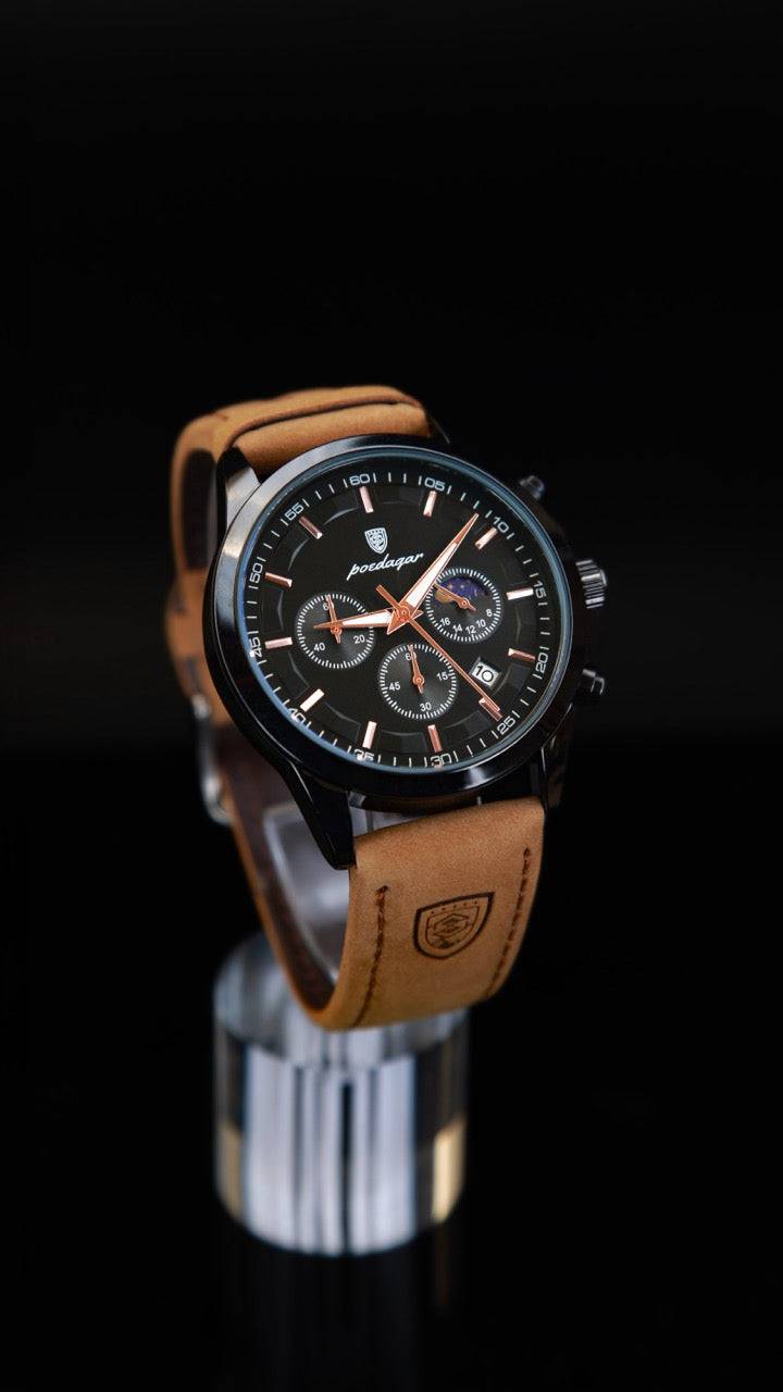 Montre Elegance Suisse noire avec bracelet en cuir camel, design sophistiqué et fonctionnalités de précision pour un look intemporel.