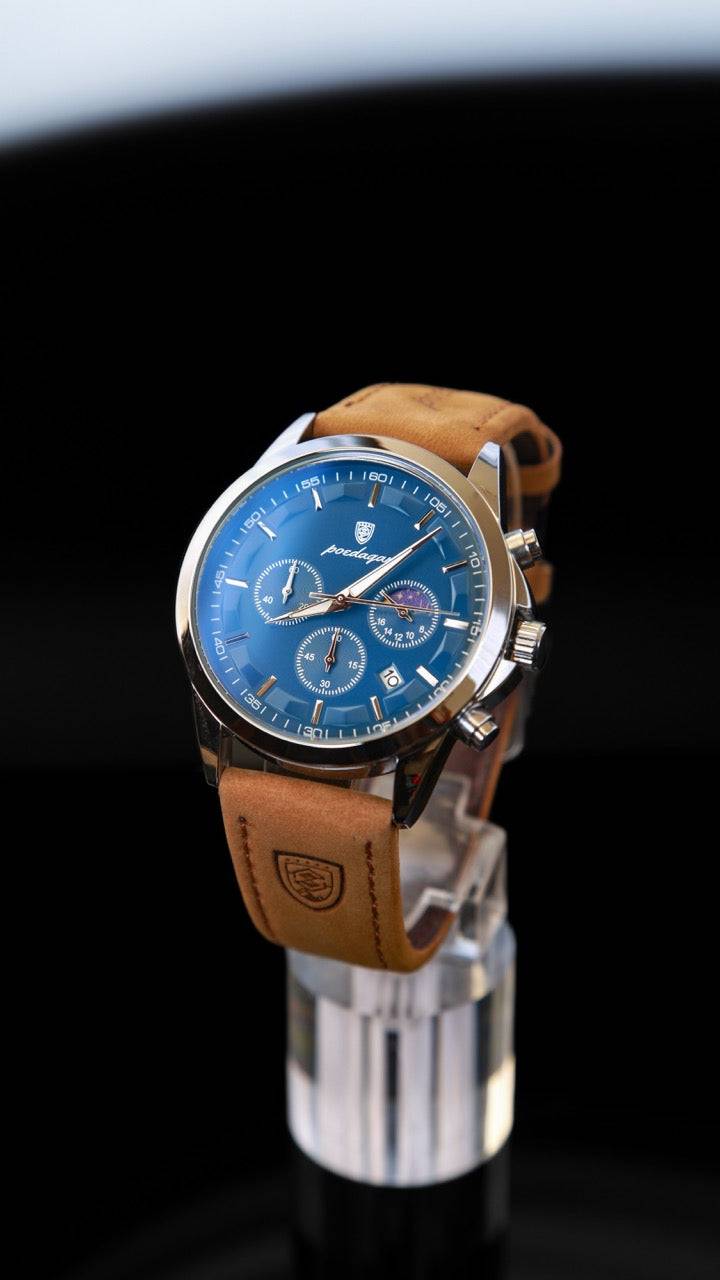 Montre Elegance Suisse cadran bleu sur support, bracelet cuir camel, alliant sophistication suisse et performance horlogère.