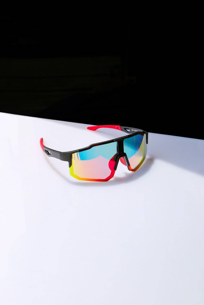 Lunettes de cyclisme UV400 avec monture noire et rouge, verres miroir multicolores offrant protection anti-buée et anti-rayures.