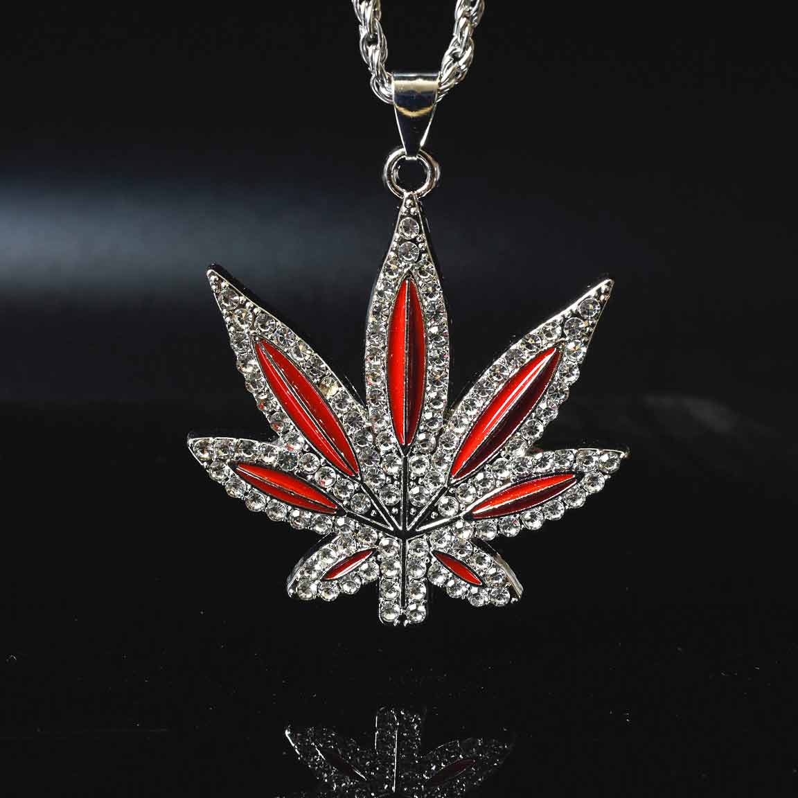 Collier pendentif feuille en acier inoxydable, orné de topaze et détails rouges. Accessoire élégant et résistant, parfait pour toutes occasions.