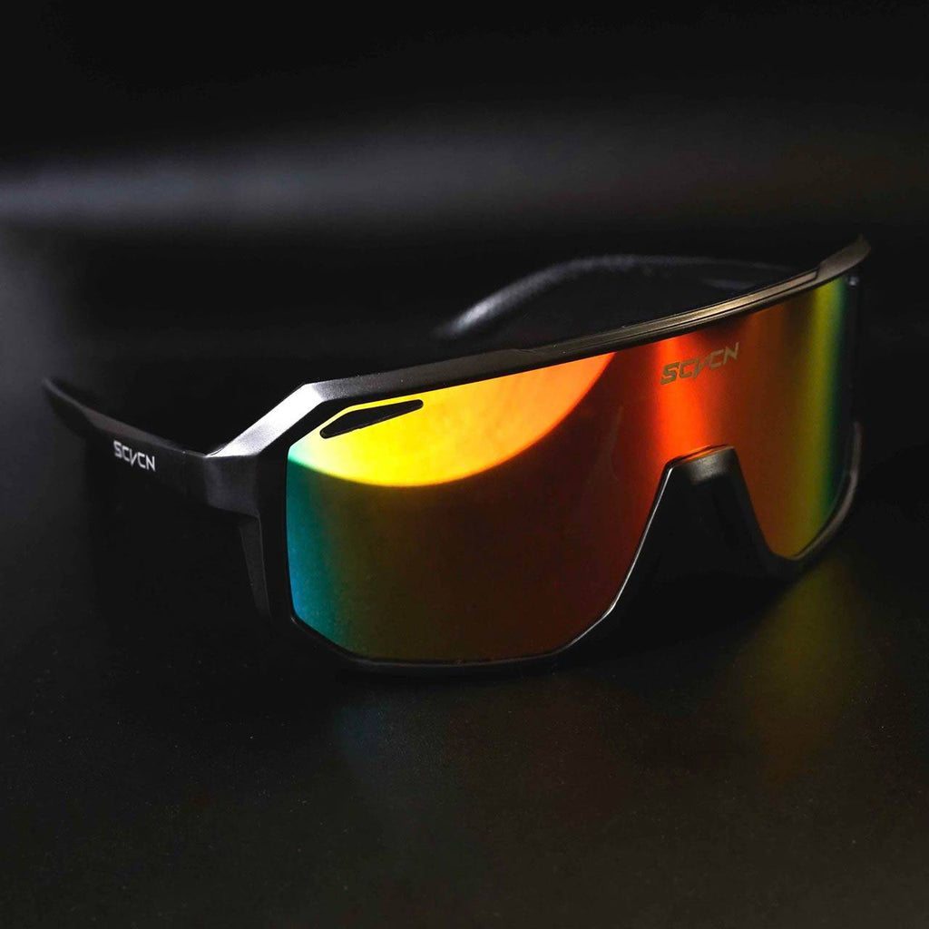Lunettes de cyclisme haute performance avec verres larges et protection UV intégrale. Monture résistante, idéale pour compétition et sorties sportives.