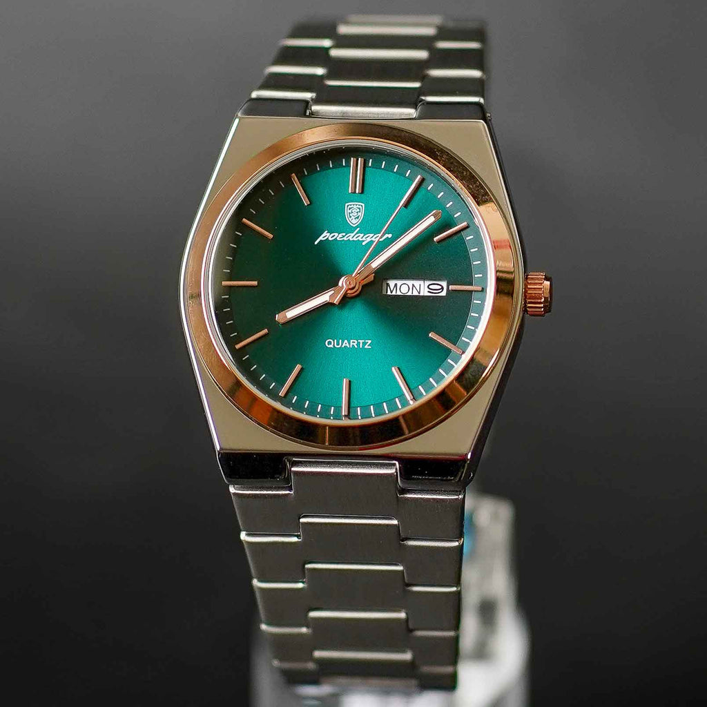 Montre Master avec cadran vert émeraude, boîtier en acier inoxydable argenté et détails dorés, bracelet métallique élégant.