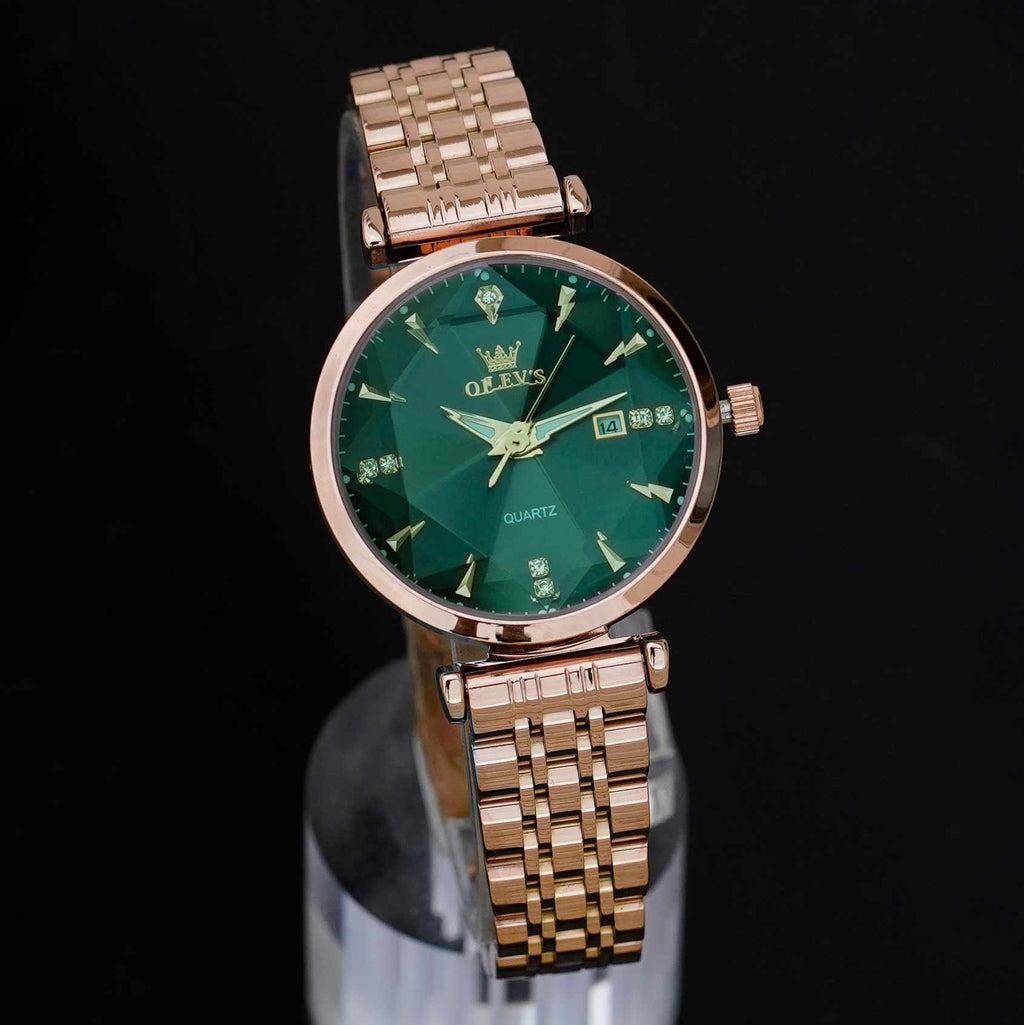Montre Aura avec cadran vert 32mm et bracelet doré ajustable. Design raffiné avec mécanisme à quartz et étanchéité 30m.