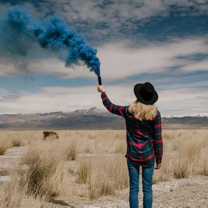 Fumigène bleu activé en plein air, créant un effet visuel impressionnant. Idéal pour événements, photographie et célébrations spéciales.