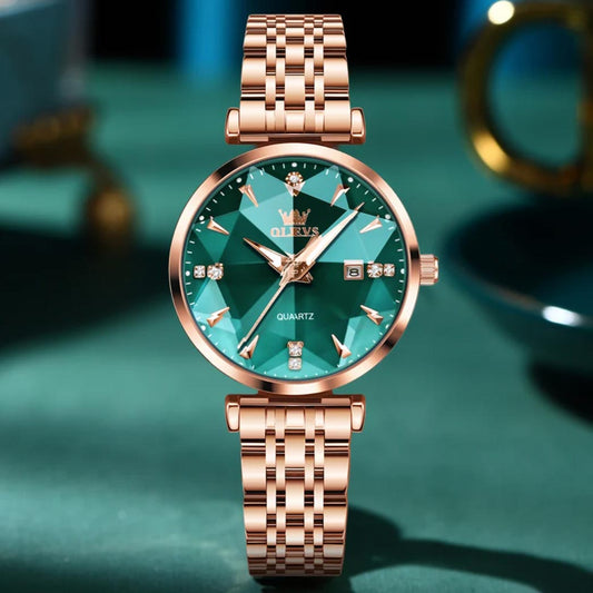 Montre Aura pour femmes avec cadran vert 32mm, bracelet doré ajustable et mécanisme à quartz. Design chic, étanche 30m, livraison rapide 48H.