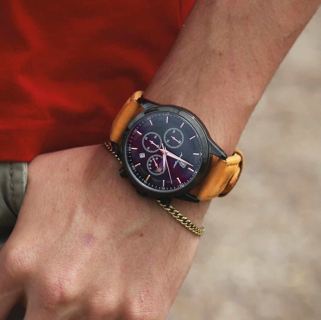 Montre Elegance Suisse portée au poignet, bracelet cuir camel et cadran noir, parfaite fusion entre élégance moderne et précision suisse.