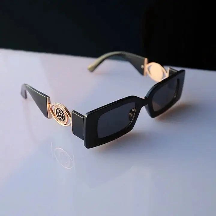 Lunettes monture carrée noires pour homme avec détails dorés, style moderne et confort optimal, idéales pour un look tendance en été.